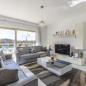 Stunning - Sunnyside 3-bedroom Apartment